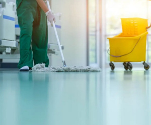 Bác sĩ bị sa thải vì nhờ... nhân viên quét dọn bệnh viện giúp đỡ trong ca mổ
