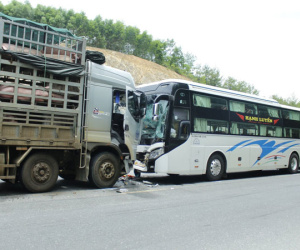 Ô tô tải đâm trực diện xe chở 21 hành khách