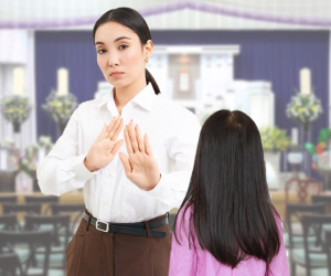 Mẹ cấm con gái đến đám tang bố nhưng vẫn dắt đến đòi nhà chồng cũ chia của hồi môn