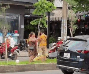 Người phụ nữ tung 'liên hoàn tát' vào mặt chàng trai giữa phố đông người, diễn biến sau đó khiến dân tình 'té ngửa'