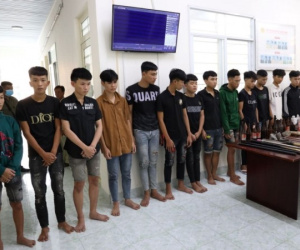 Bắt tạm giam 21 đối tượng sử dụng súng, 'bom xăng' và mã tấu gây rối