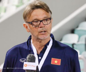 HLV Troussier hủy họp báo sau trận đấu khi hay tin học trò bị ngất