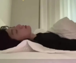 1 nam ca sĩ đình đám lên hẳn bản tin thời sự vì... ngủ quên trên livestream cũng hút gần 7 triệu người xem