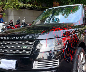 Ô tô Range Rover bị tạt đầy sơn đỏ