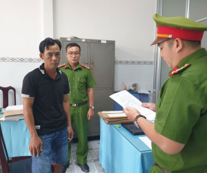 Tấn công CSGT, 2 cha con bị khởi tố