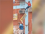 Clip: Sinh viên hoảng loạn trèo cửa sổ chạy trốn hỏa hoạn ở Ấn Độ
