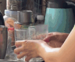 Chủ quán trà 'múa nước sôi' tráng cốc suốt 10 năm nhờ câu nói của vị bác sĩ