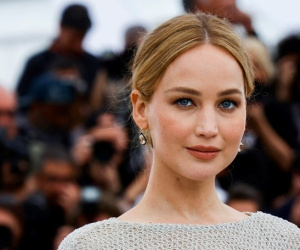 'Kiều nữ' Jennifer Lawrence gây sốc khi tố mẹ bán bồn cầu