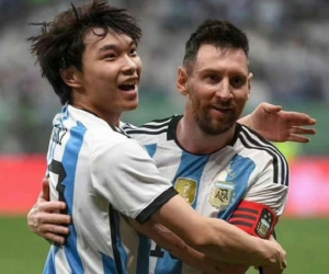 Chàng thanh niên Trung Quốc ôm chầm Messi giữa sân bóng là ai?