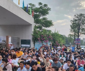 Xếp hàng xuyên đêm giành suất vào lớp 1: Cuộc đua khiến nhiều gia đình kiệt sức