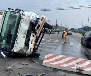 Tránh xe máy băng qua đường, ô tô tải tông người đi bộ tử vong