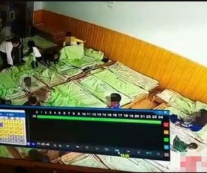 Con đi học về hay khóc thét khi ngủ, cắn móng tay đến rướm máu, mẹ xem camera giám sát thì bật khóc