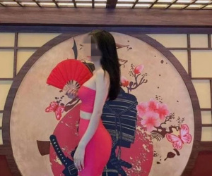 Giữa lúc vợ bị tuyên 9 tháng tù, chồng Trang Nemo bất ngờ đăng ảnh gái lạ với dòng trạng thái đầy ẩn ý