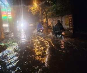 Hà Nội: Mưa lớn gây ngập nhiều tuyến phố
