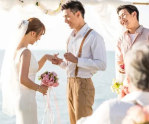 Đám cưới bạn gái cũ, chồng tôi ôm chặt cô dâu khiến chú rể nóng mặt