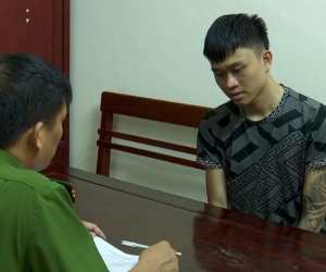 Bắt nam thanh niên bán lẻ ma tuý cho người nghiện, mang theo súng lục phòng thân
