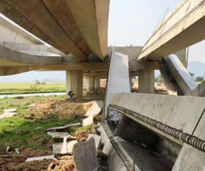 Loạt dầm cầu nặng hàng trăm tấn cao tốc Bắc - Nam bị đổ sập