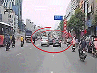 Ô tô va chạm liên hoàn chỉ vì tránh người đi xe máy