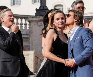 Tom Cruise ôm eo tình cũ, hôn bạn diễn kém 21 tuổi trên thảm đỏ