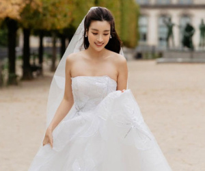 Hé lộ loạt ảnh cưới hiếm hoi của Đỗ Mỹ Linh: Khoe vai trần quyến rũ, chuẩn 'nàng dâu hào môn'