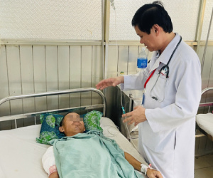Nhập viện khẩn cấp vì sai lầm khi tự chữa mụn nhọt