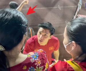 Hành động đặc biệt của Đoàn Văn Hậu với bạn gái trước mặt bố mẹ