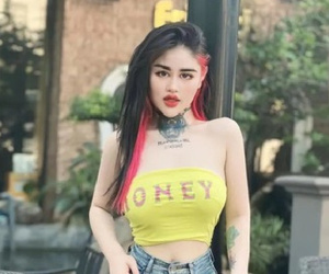 Thảm họa 'bơi bể cá' Ngân Baby gây chú ý khi tiết lộ thu nhập