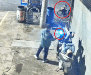 Video: Lái xe công nghệ ngủ quên, ‘đồng nghiệp’ trộm luôn điện thoại