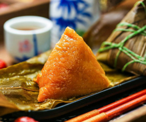 Vì sao Tết Đoan Ngọ mọi người thường ăn bánh tro?