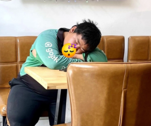 Thấy shipper ngủ gật giữa nhà hàng, nhân viên lẫn khách cùng có một thái độ gây bất ngờ