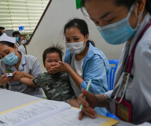 7 trẻ đã tử vong, Bộ Y tế cảnh báo nguy cơ lây tay chân miệng từ người lớn
