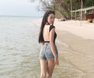 Bạn gái Đoàn Văn Hậu mặc kiệm vải lộ luôn miếng dán ngực