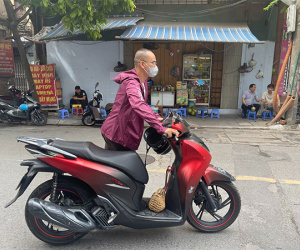 Hà Nội: Kỳ lạ con phố ô tô, xe máy bỗng không mở được khóa thông minh, nhiều người phải hì hục đẩy xe