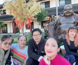 'Bà mối' Cát Tường: 'Ba mẹ dạy tôi từ trên bàn ăn, đến giờ vẫn nghiêm khắc'