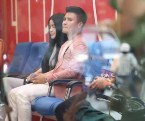 Quang Hải có hành động thiếu tinh tế khi sánh đôi cùng bạn gái ở chốn đông người