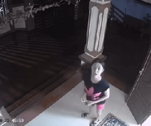 Vừa ngước lên camera nũng nịu với mẹ 'sấm chớp không ngủ được', cô gái liền co chân bỏ chạy vì điều này