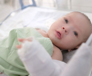 Đưa bé gái 3 tháng tuổi bị người tình của mẹ bạo hành vào Trung tâm bảo trợ xã hội chăm sóc
