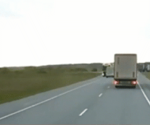 Clip: Vượt ẩu, ô tô đấu đầu container rồi bốc cháy ngùn ngụt