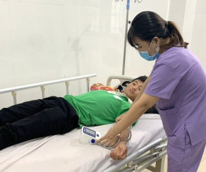 Hơn 10 người làm thuê bị ngộ độc sau bữa cơm của chủ nhà