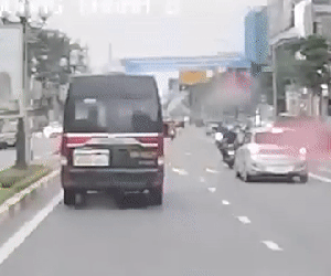 Clip: Tài xế xe con 'ngang ngược' tạt đầu xe 16 chỗ rồi bỏ chạy