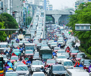 Mưa lớn đầu tuần, người Hà Nội chật vật đi làm trong cảnh ùn tắc