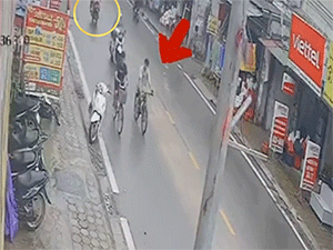 Giật mình khi thấy xe buýt nên phanh gấp, cặp đôi đi xe máy không ngờ suýt rước họa vào thân