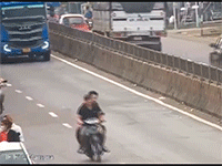 Sang đường 'như chỗ không người', tài xế xe máy gặp tai nạn thương tâm dưới bánh xe tải