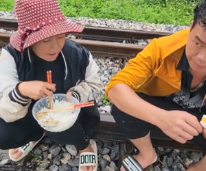 Vợ chồng người H'Mông bị lừa hết tiền, dầm mưa đi bộ từ Hà Nội về Hà Giang