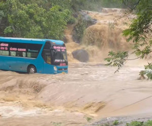 Hồi hộp theo dõi xe khách 'mò mẫm' đi trên thác nước chảy xiết