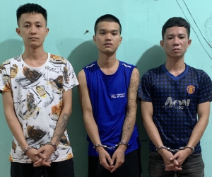 Ba thanh niên nửa đêm xông nhà dân đánh người, cướp tài sản
