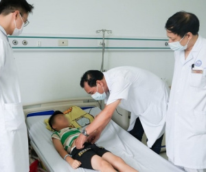 Phát hiện xương gà dài 4cm khi phẫu thuật viêm ruột thừa cho bé 7 tuổi