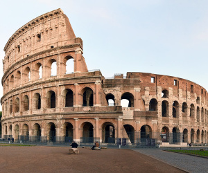 Du khách đối diện án tù 5 năm vì khắc tên lên tường Colosseum