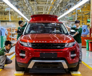 Nhân viên đại lý Land Rover nhận hơn 10 triệu đồng/1 giờ sửa xe