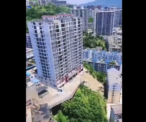 Kinh hãi nhìn tòa chung cư hàng chục tầng sắp đổ sập do sạt lở đất
